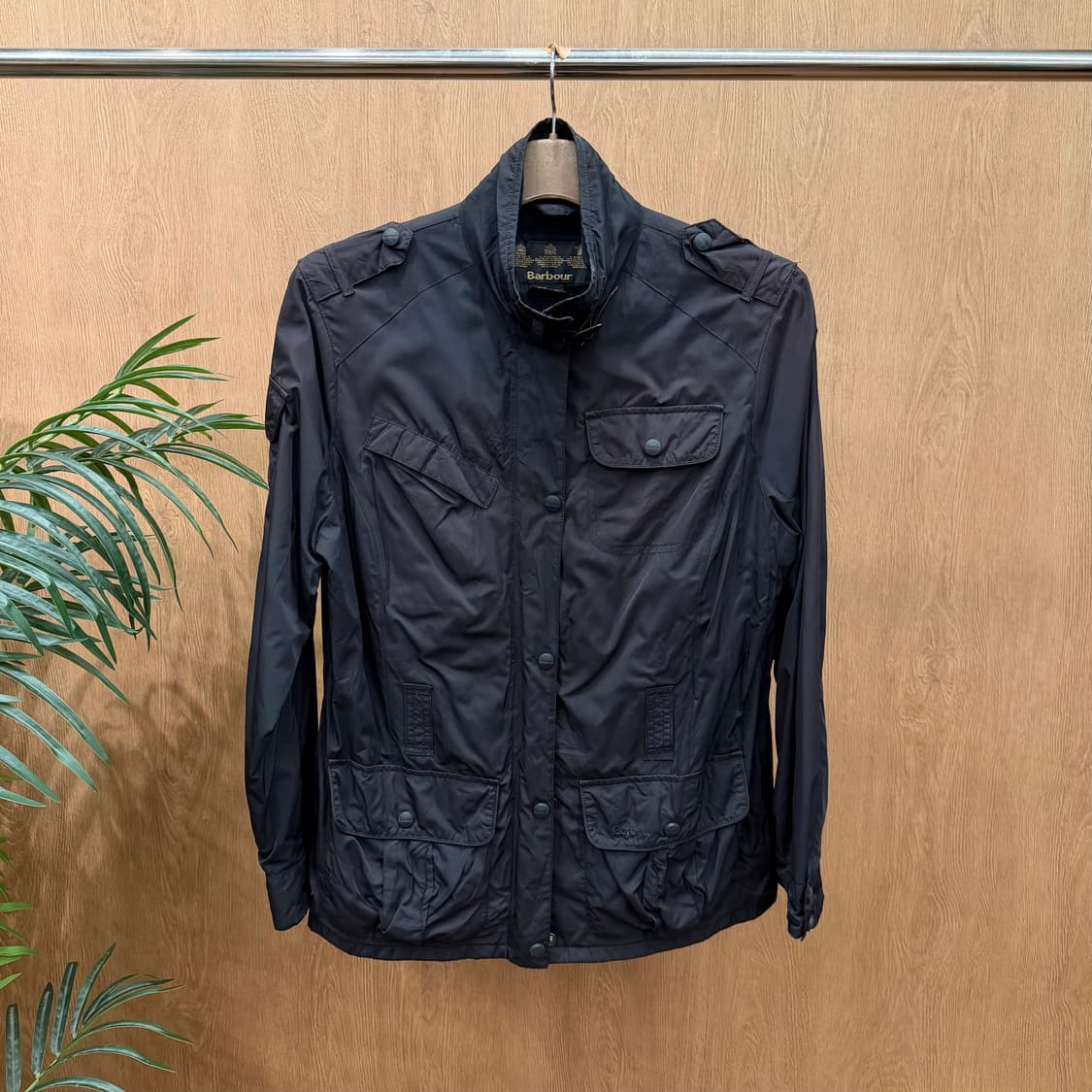 바버 하이넥 레귤러핏 라이트 웨이트 자켓 견장 멀티 포켓 디테일 블랙 상품이미지1