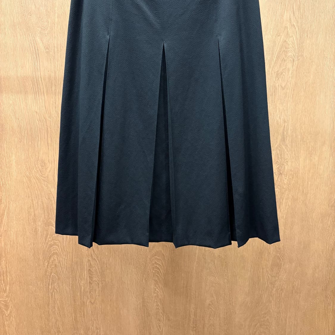 꾸레쥬 미디 스커트 박스 플리츠 미니 버클 디테일 A라인 매트 블랙 상품이미지5