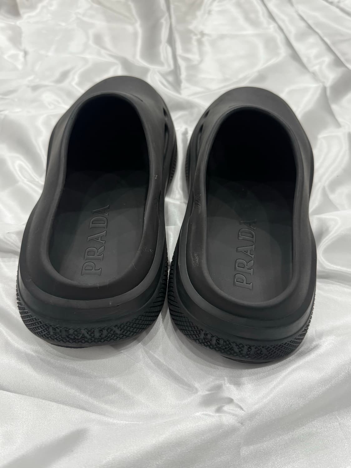 프라다 멜로우 러버 삼각로고 물 클로그 샌들 (10사이즈) 상품이미지4