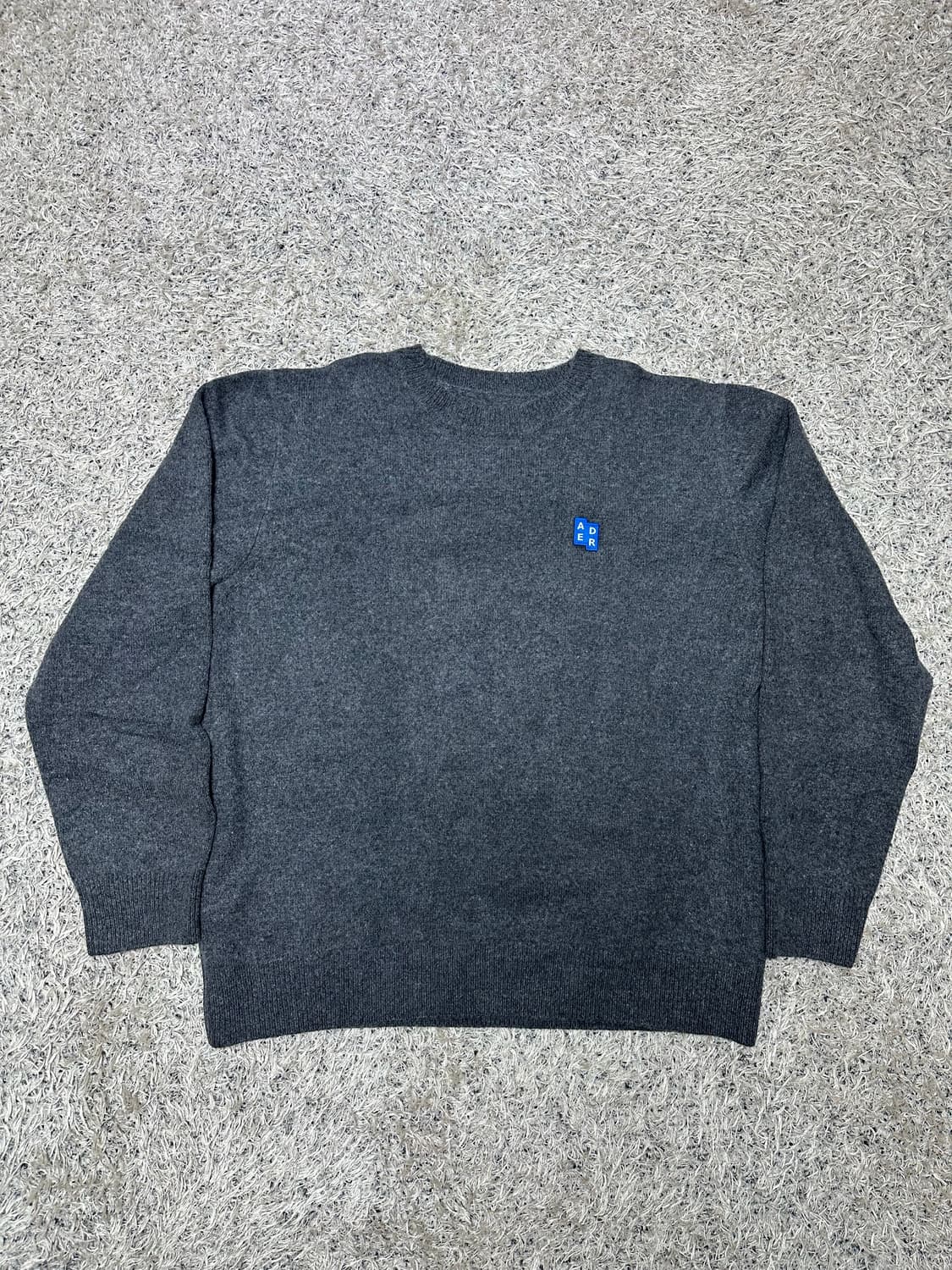 아더에러 시그니피컨트 TRS 태그 니트 차콜 상품이미지1