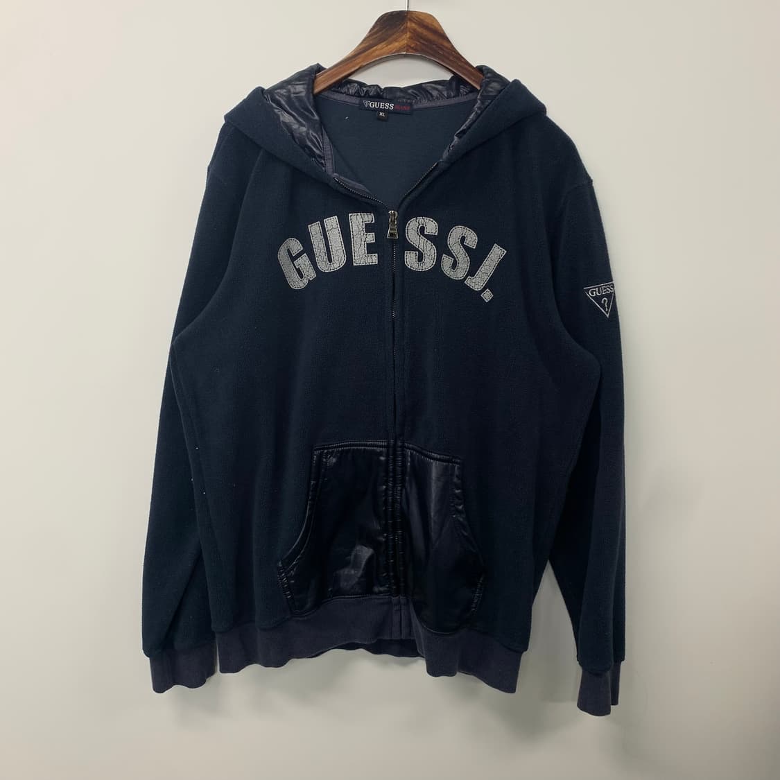 게스 스펠아웃 네이비 플리스 후드집업 상품이미지2
