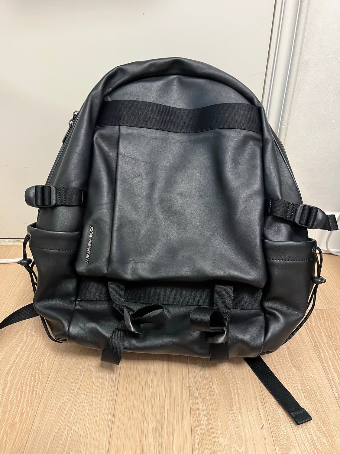 만다리나덕 노마드 가죽 블랙 백팩 상품이미지1