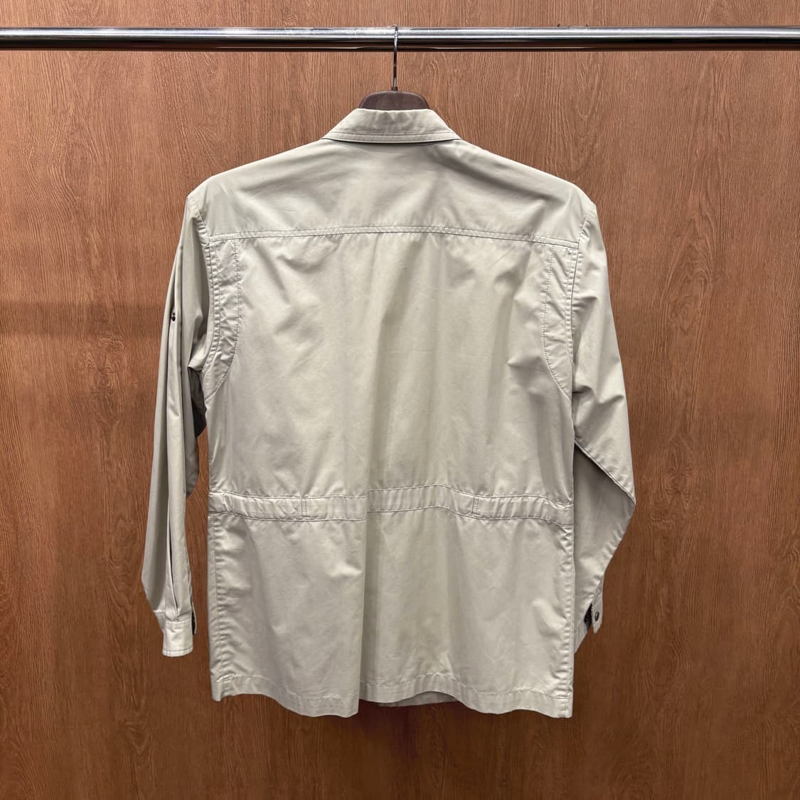 입생로랑 카라 자켓 플랩 포켓 로고 자수 디테일 레귤러핏 베이지 상품이미지3