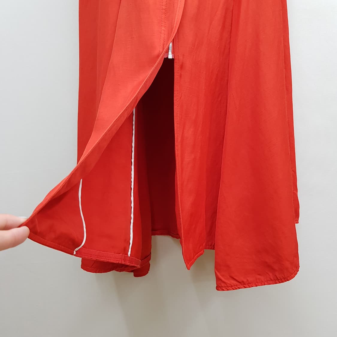 미샤 MICHAA 2021 버튼 디테일 슬리브리스 롱 원피스 상품이미지4