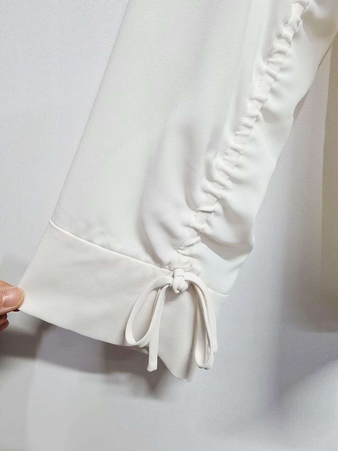 럭키슈에뜨 프릴 카라 아이보리 블라우스 상품이미지3