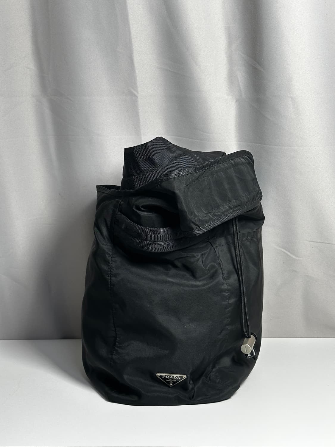 프라다 나일론 드로스트링 크로스백 상품이미지3