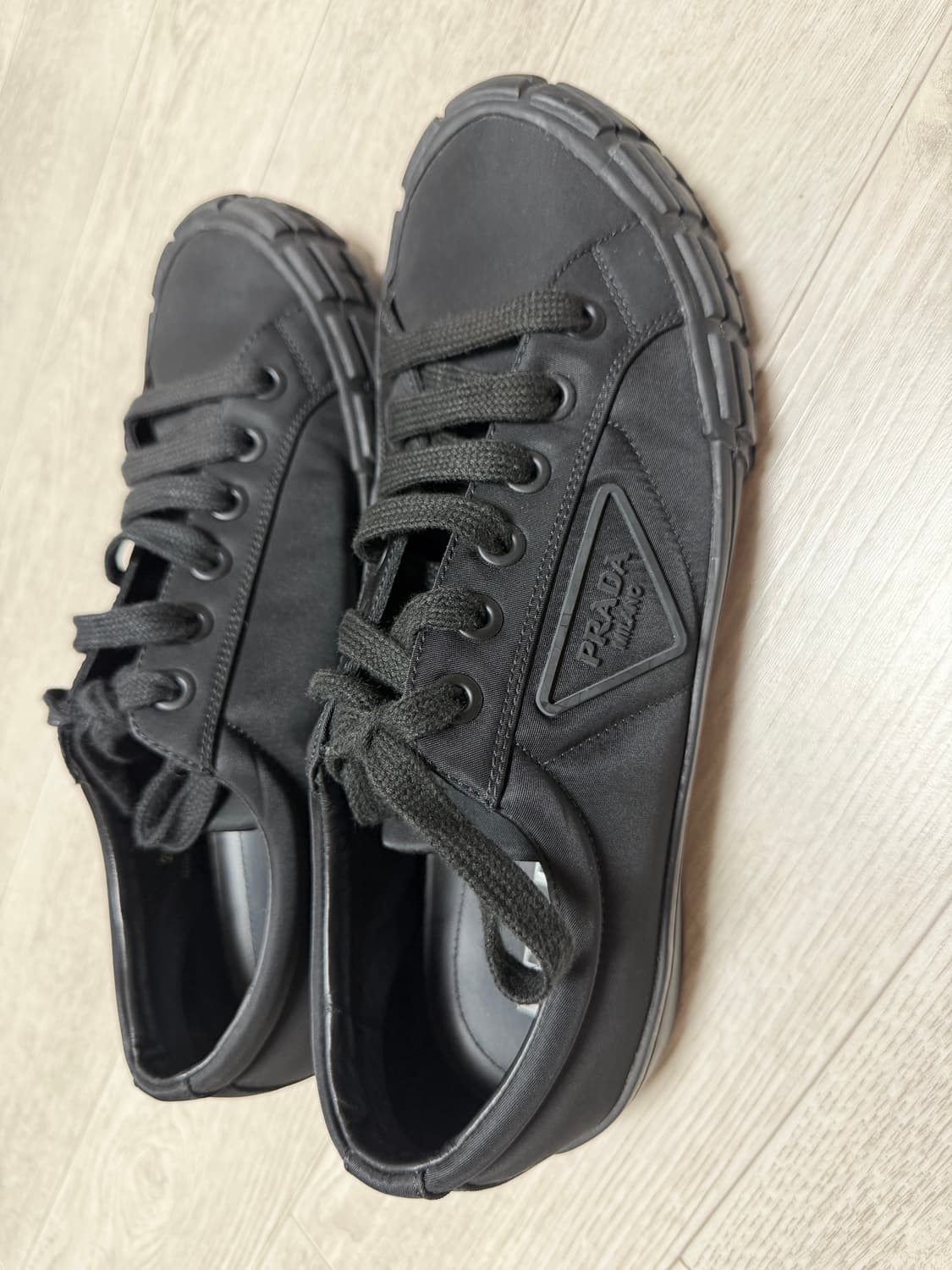     프라다 나일론 개버딘 트라이앵글 로고 스니커즈 상품이미지3