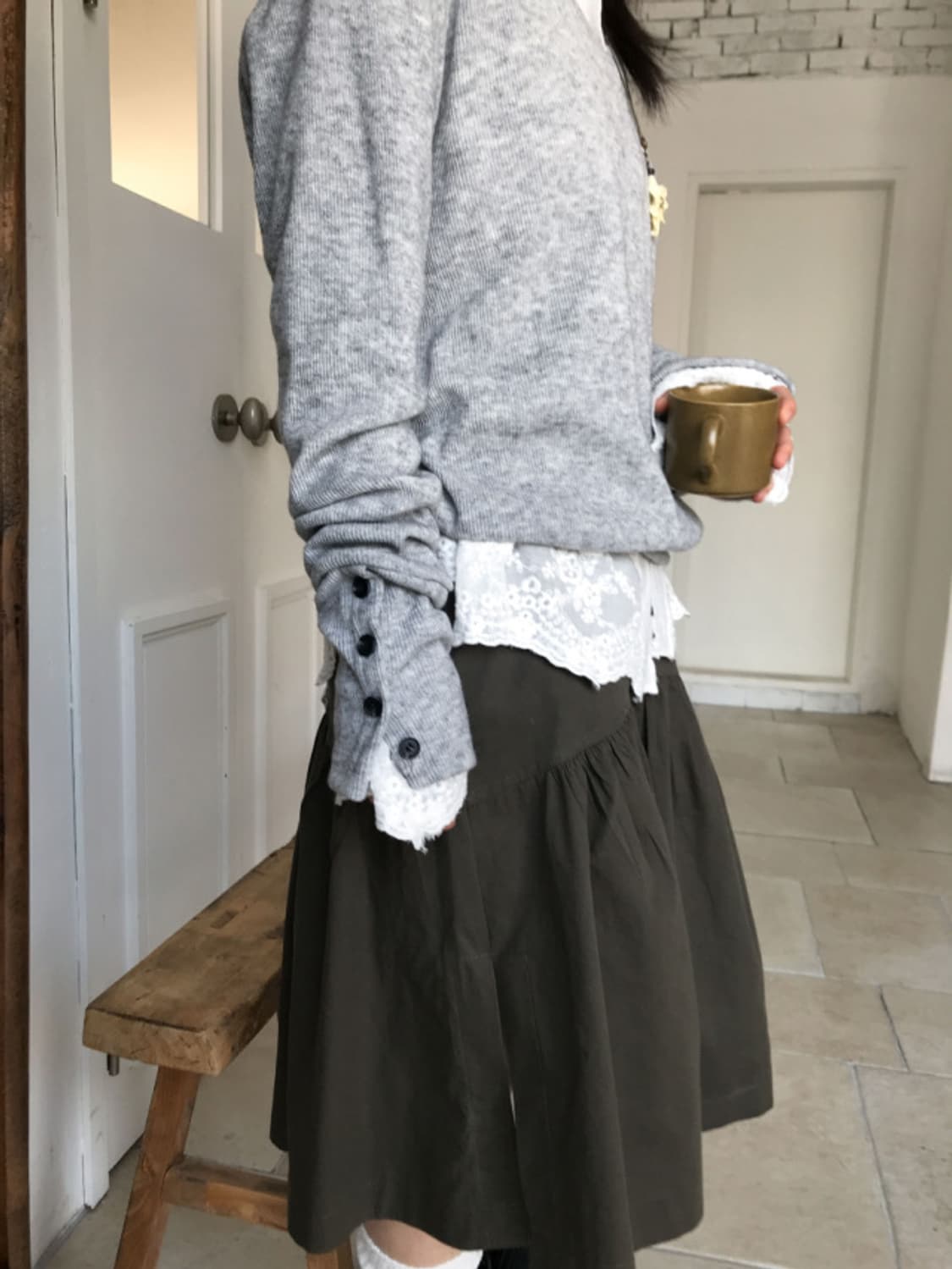 서울베이스드 버튼 브이넥 니트  상품이미지3