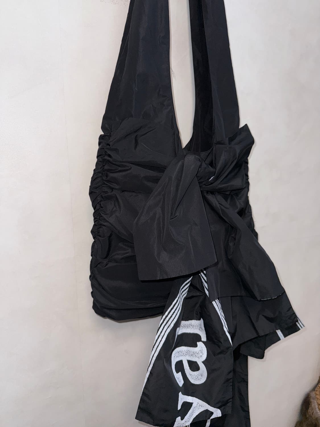 The Open Product ruched training bag 상품이미지3