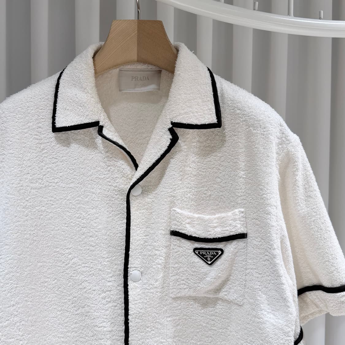 (S/L) / 프라다 삼각로고 테리 코튼볼링 반팔셔츠 화이트 상품이미지2