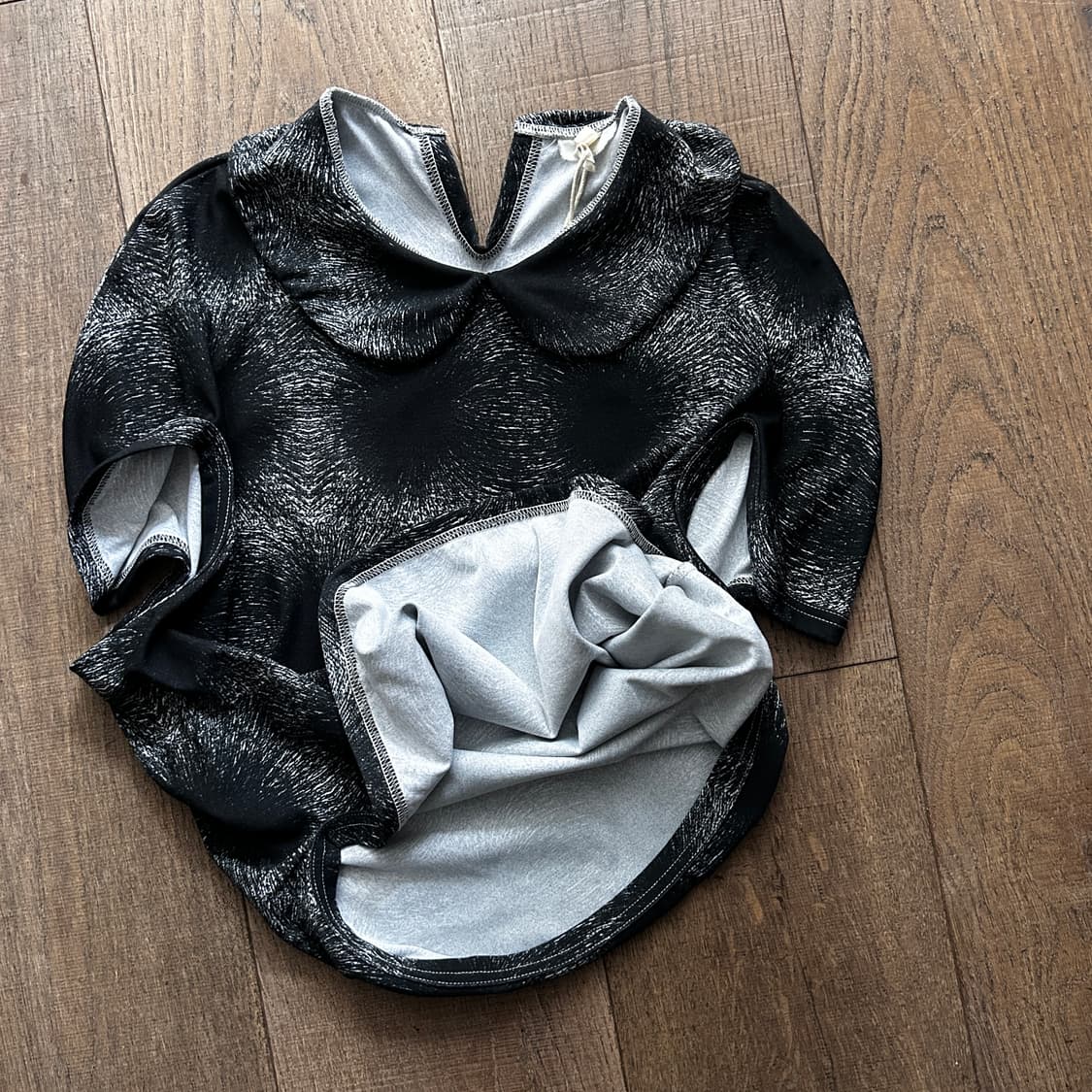 Metallic Printing Orbit Cutout Blouse 상품이미지6