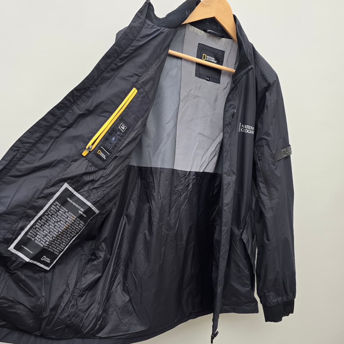 내셔널지오그래픽 바람막이 블랙 상품이미지8