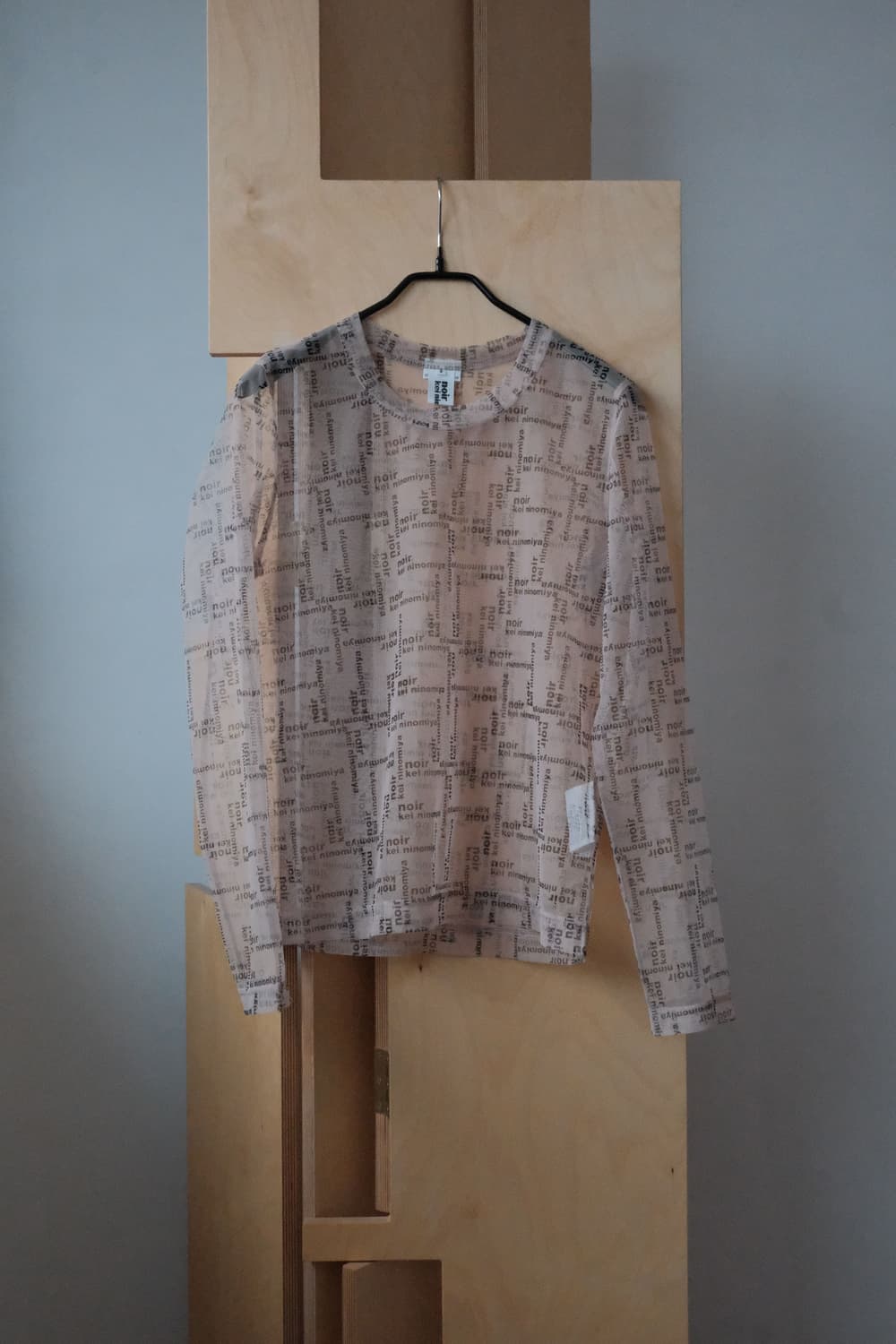noir kei ninomiya Logo Mesh Sheer Top 상품이미지1