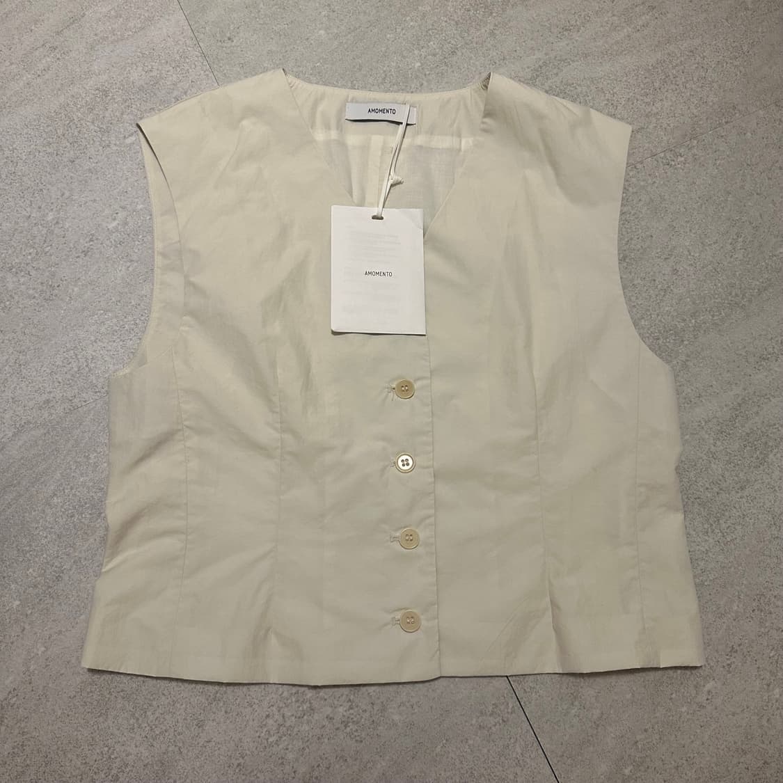 아모멘토 브이넥 라인 베스트 상품이미지3