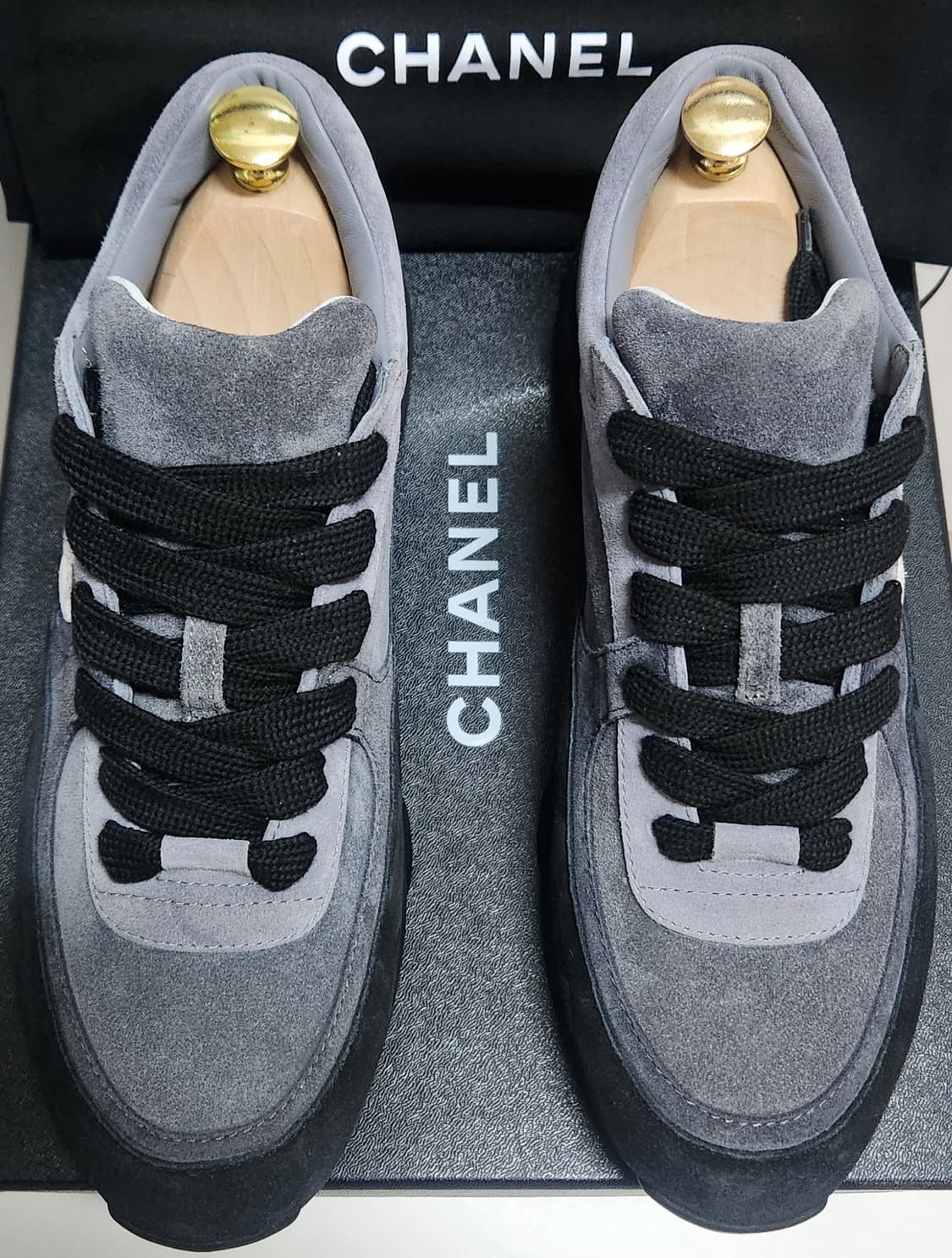 [정품 ] 샤넬 스니커즈 운동화 CC로고 스웨이드 그레이/블랙 42 상품이미지1