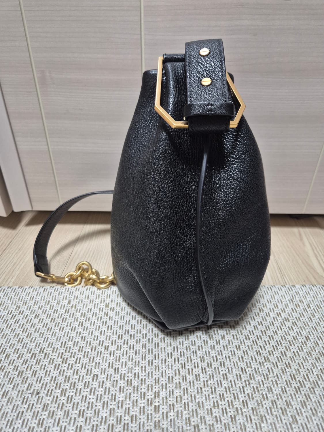 루에브르 삭드트롬펫 스몰 블랙 크로스 가방 상품이미지2