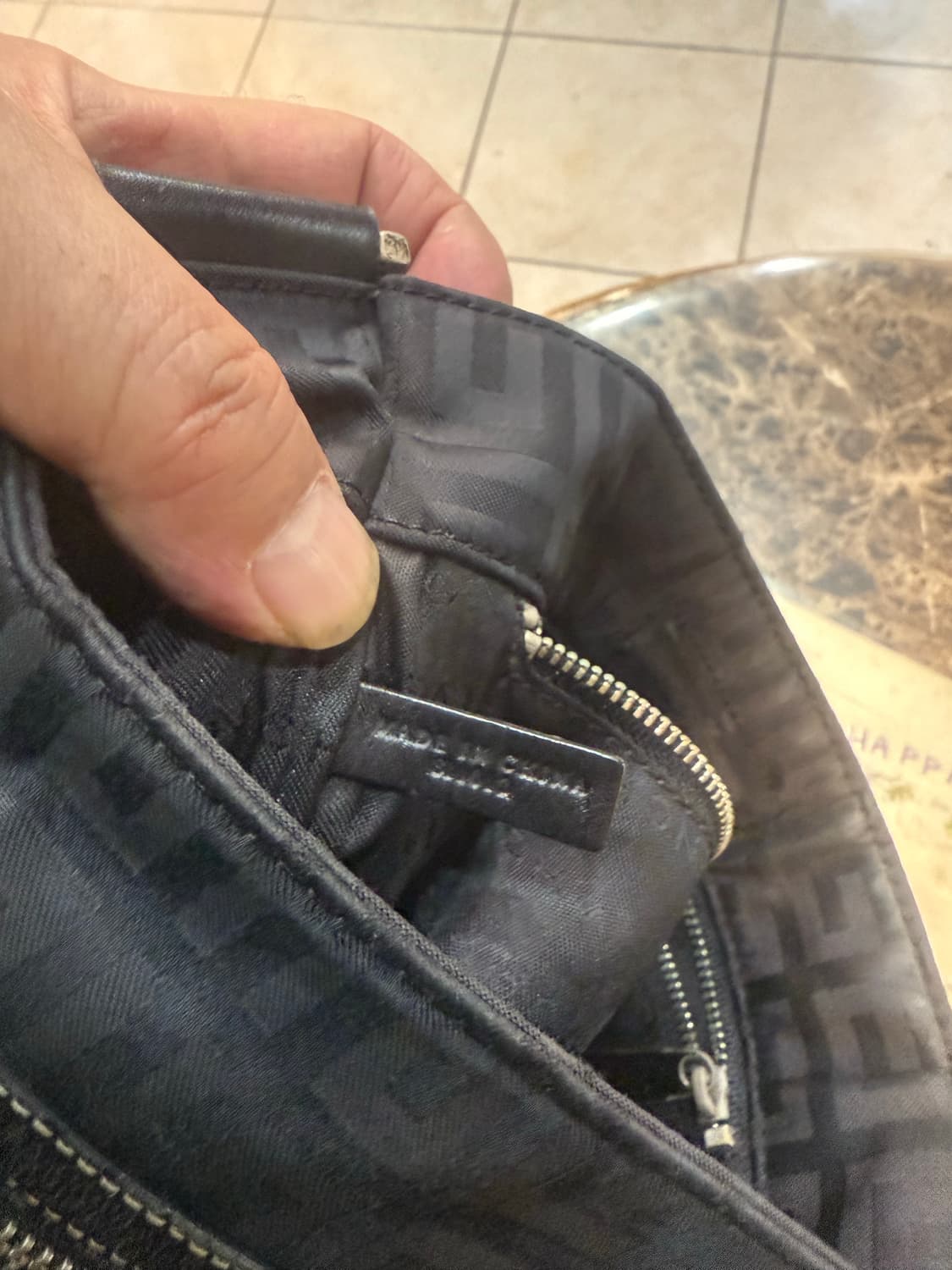 정품 지방시 로고 캔버스 크로스백 팝니다 상품이미지9