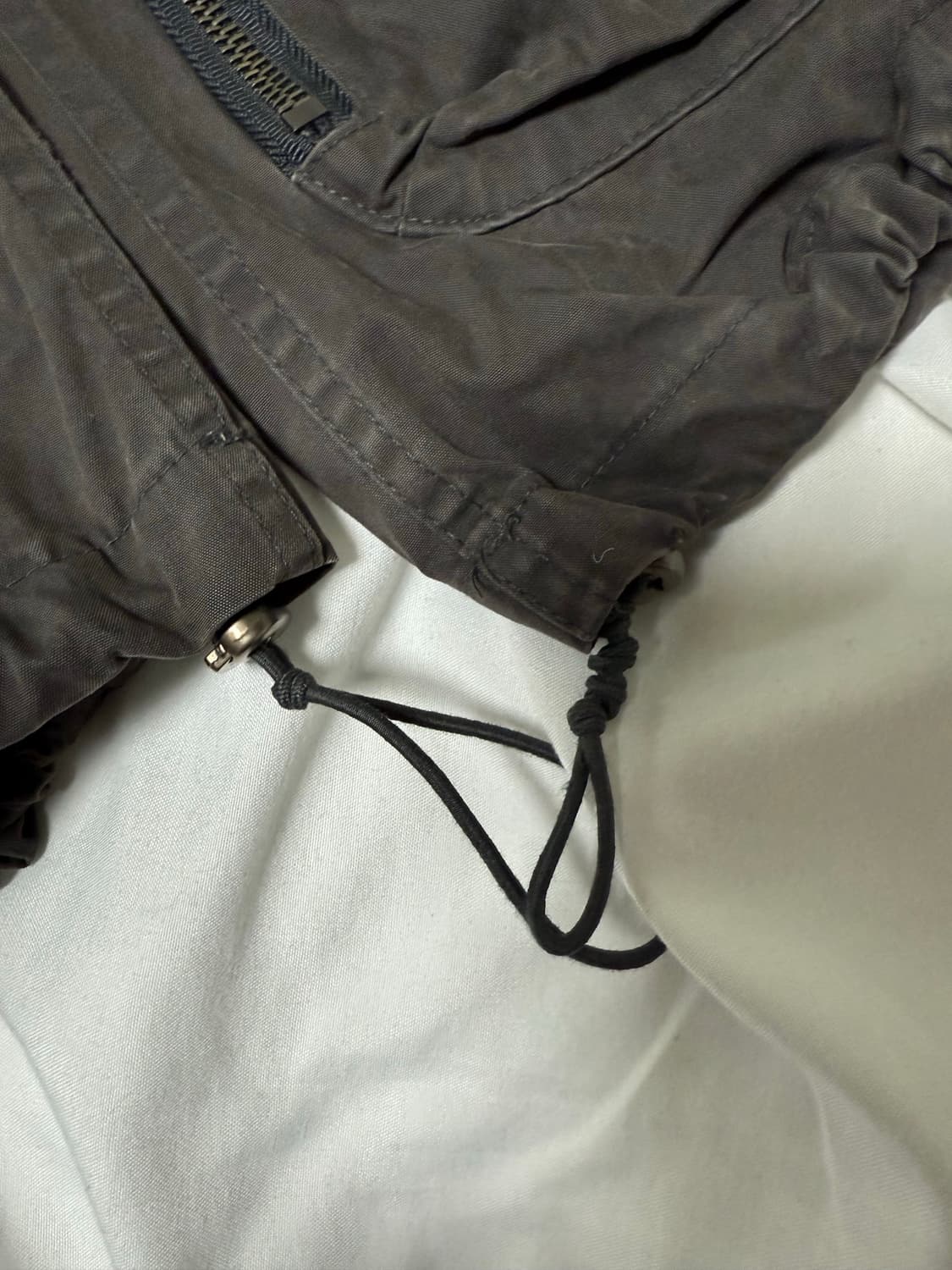 포켓 디테일이 멋진 차콜색 카고팬츠 상품이미지3