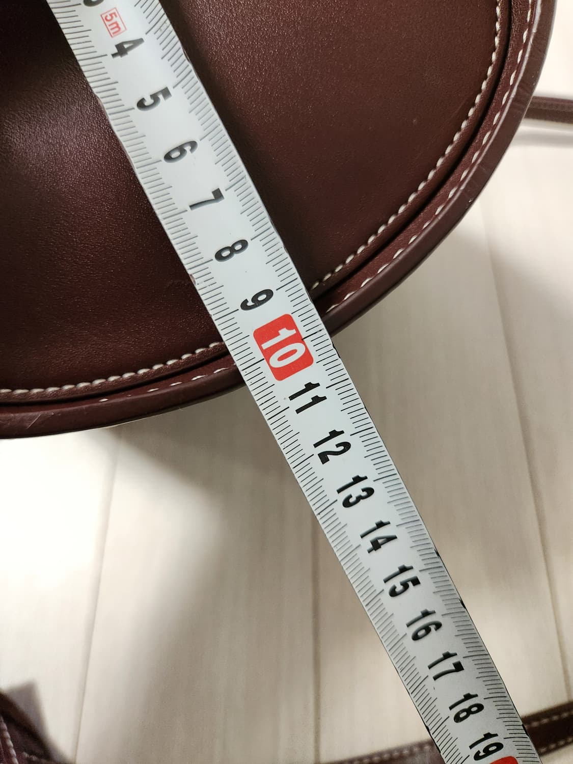 캘빈클라인 레더 버킷백

몇번 사용 안해서 사용감은 거의 없는데 보관하면 상품이미지2