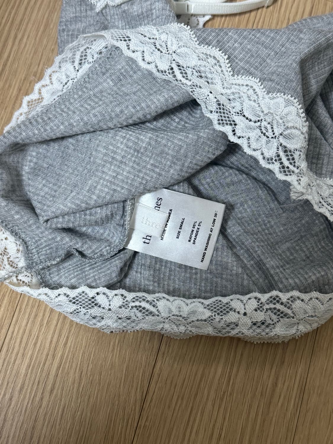 Threetimes 레이스 나시 탑 (화이트, 그레이) 상품이미지7