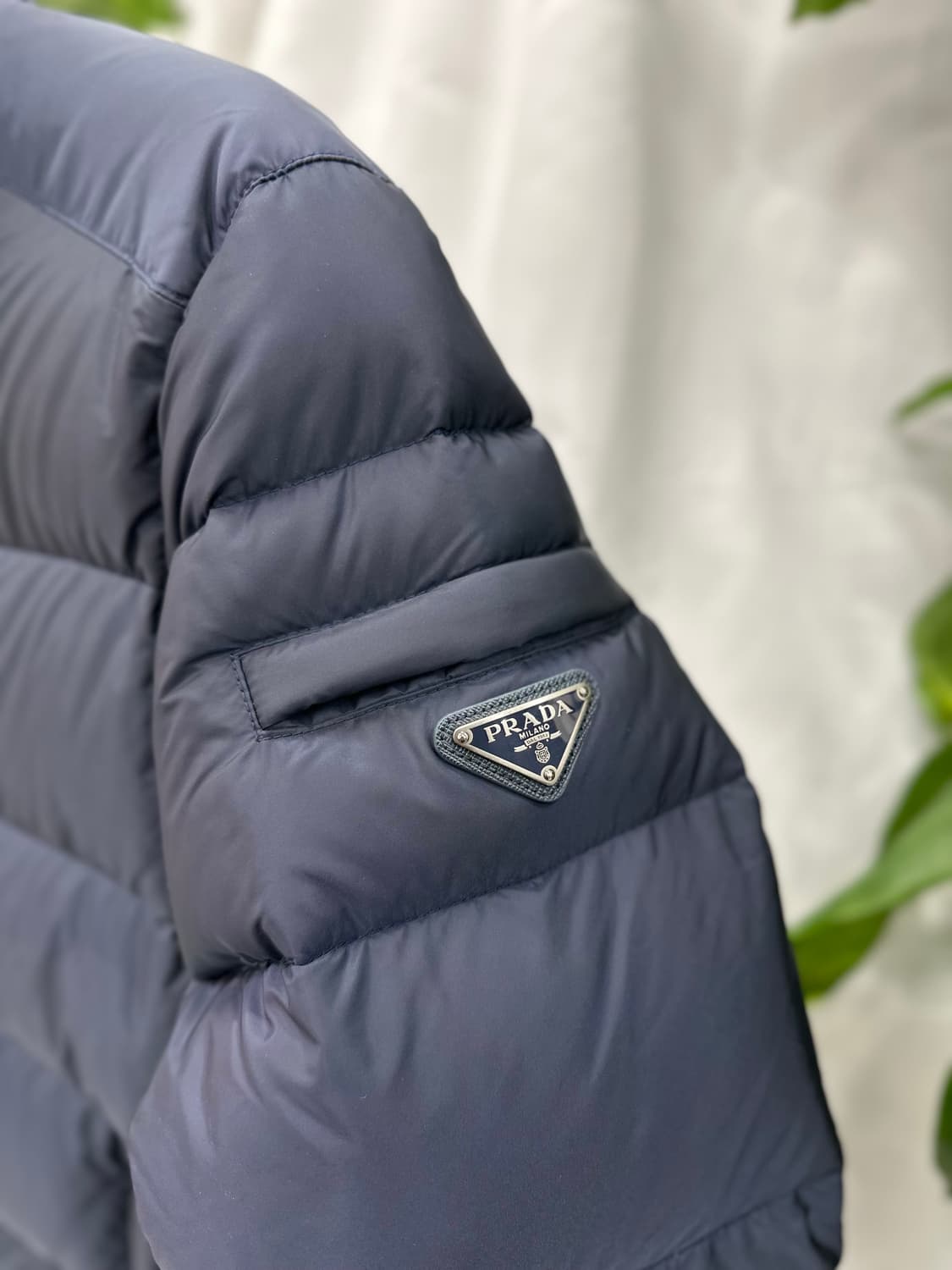 프라다 트라이앵글 패딩 네이비 52 상품이미지3
