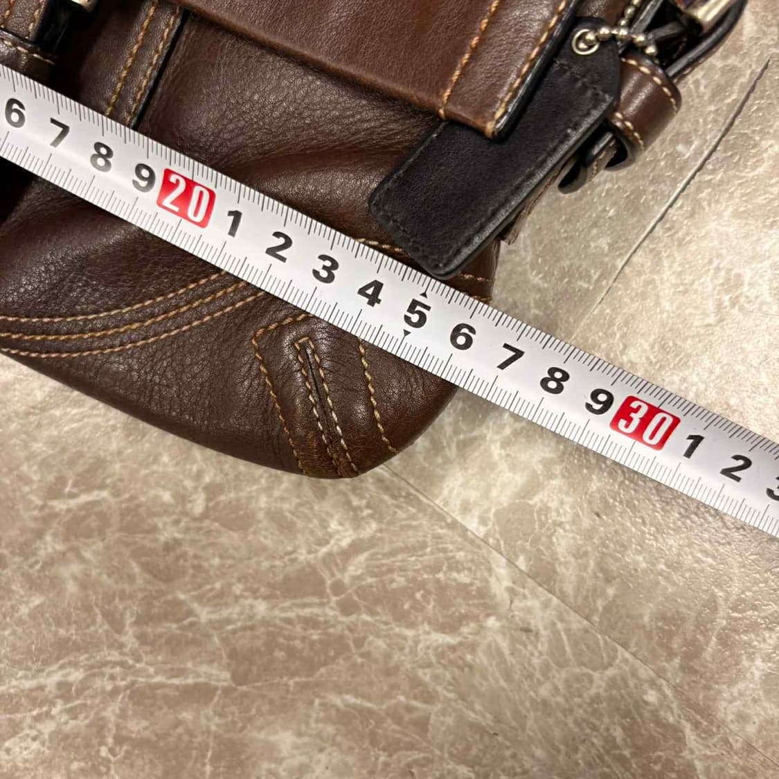 코치 y2k 빅버클 초코브라운 핀터깔 레더 토트백 숄더 겸 토트 상품이미지10