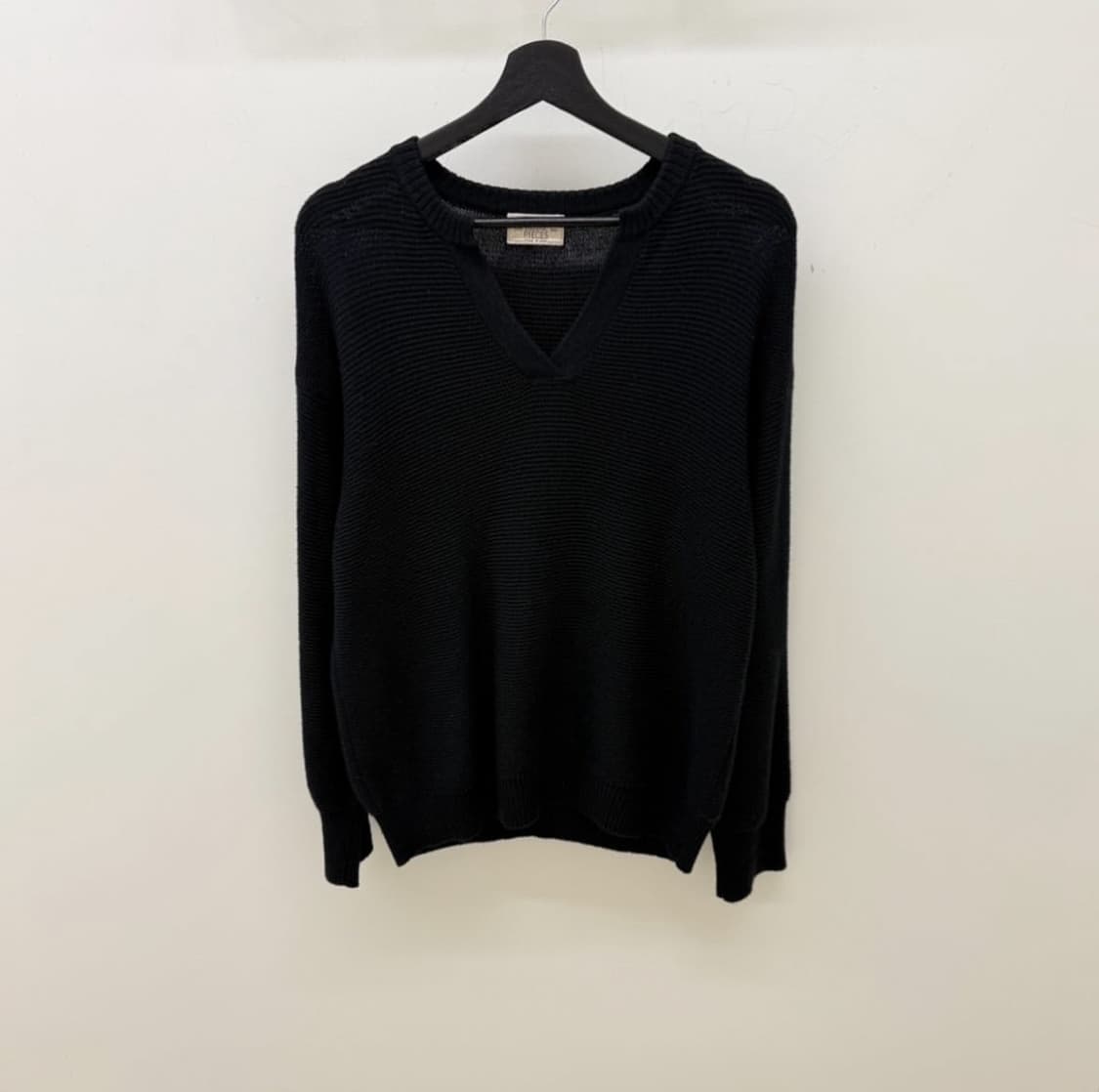 Nikki Essential Pieces v넥 니트 상품이미지1