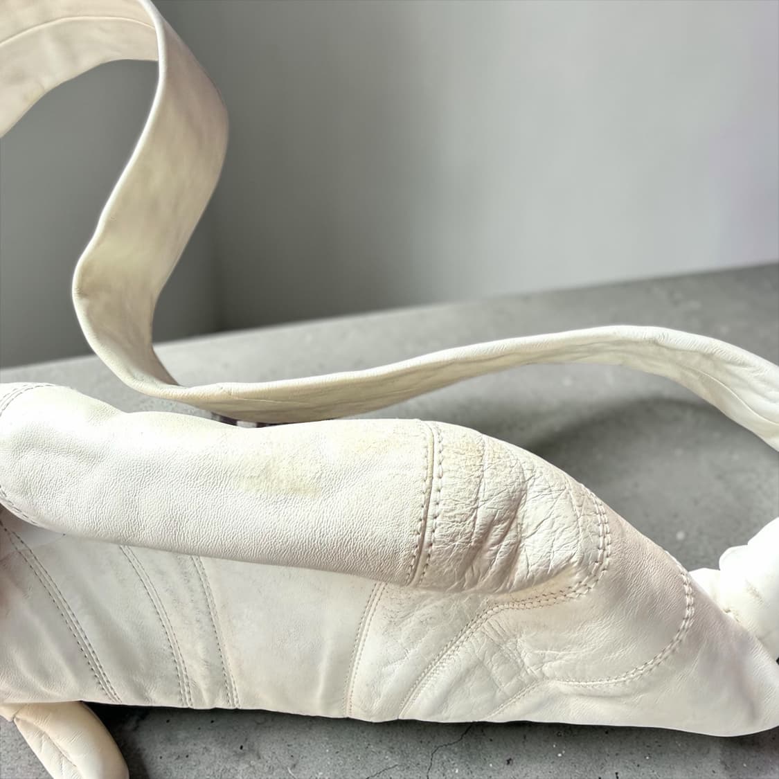 르메르 스몰 크루아상 나파 레더 크로스백 화이트 상품이미지8