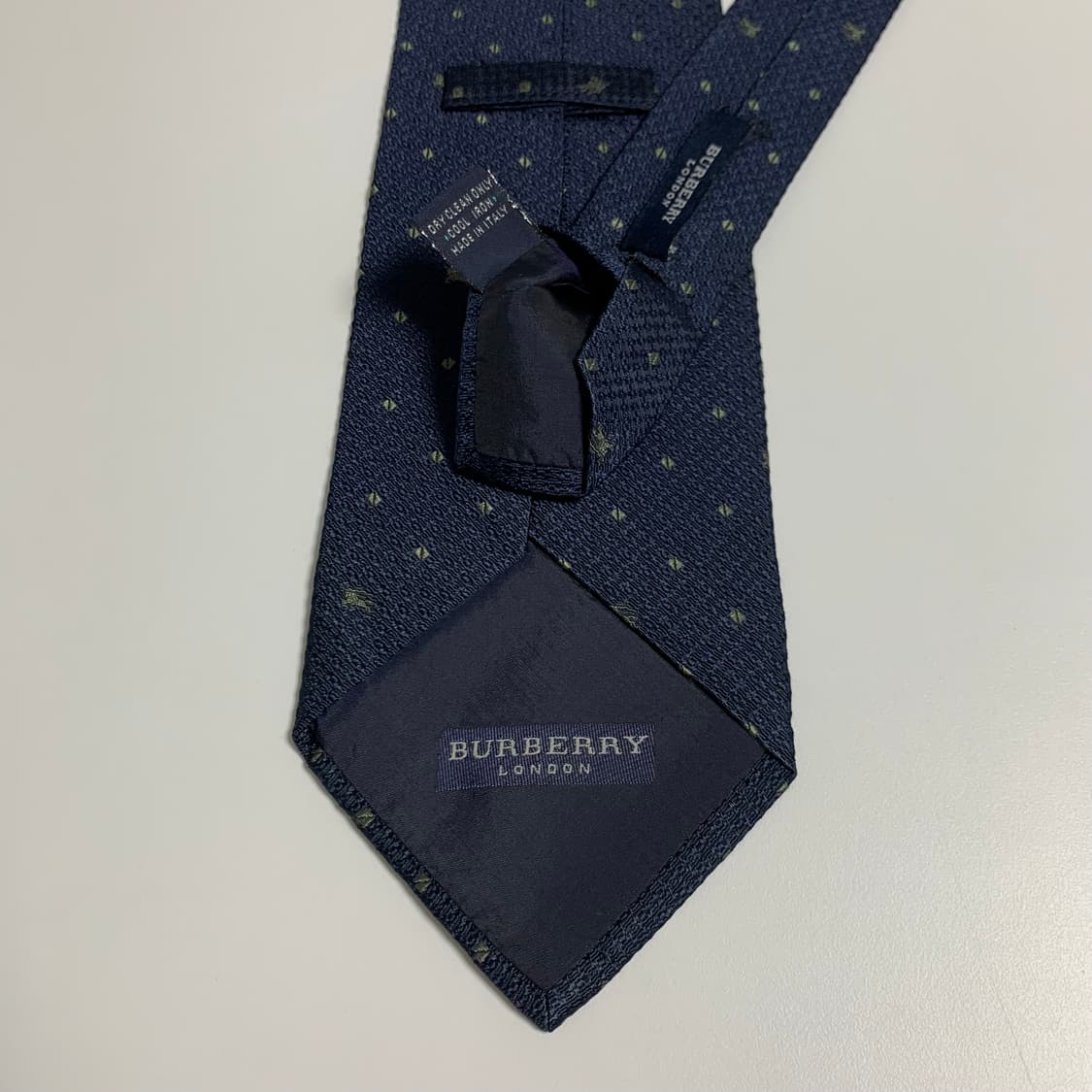 버버리(BURBERRY) 다크네이비 명품넥타이 100실크 로고플레이 상품이미지6