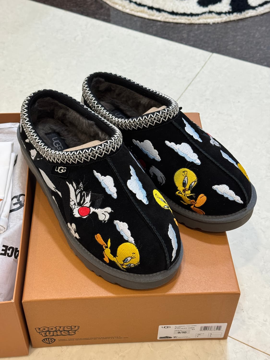 [US9, 270] 어그 x 팔라스 x 루니툰 타스만 블랙 상품이미지3