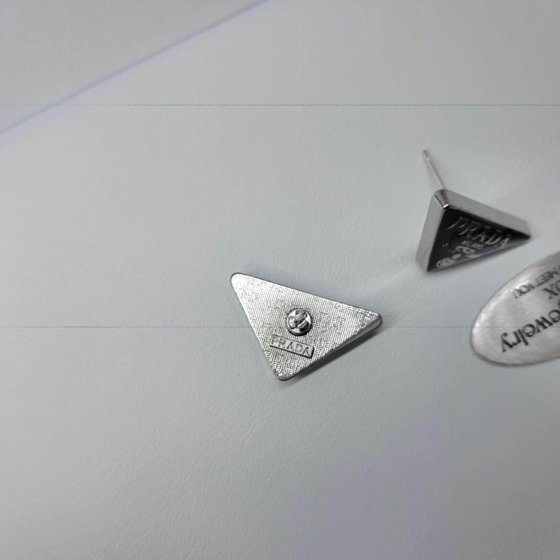 프라다 귀걸이 프라다 삼각 로고 귀걸이 업사이클링 귀걸이 상품이미지3