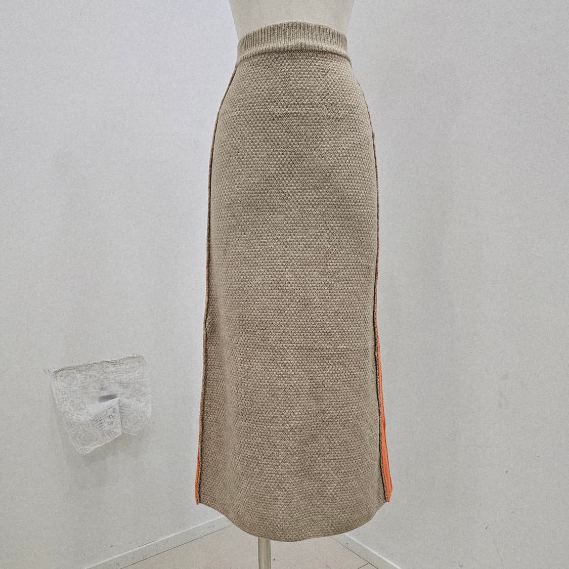 베이지 니트 오렌지 라인 포인트 롱스커트  상품이미지1