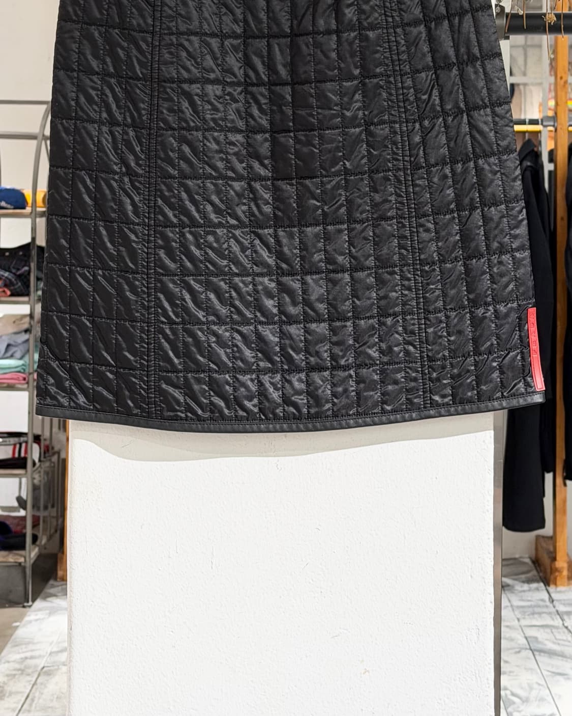 프라다 블랙 퀼팅 패디드 미디 스커드 상품이미지6