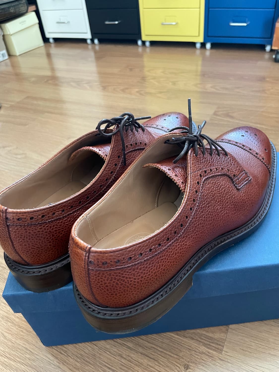 드레익스 치니 콜라보 하프브로그 더비 그레인레더 브라운 상품이미지5