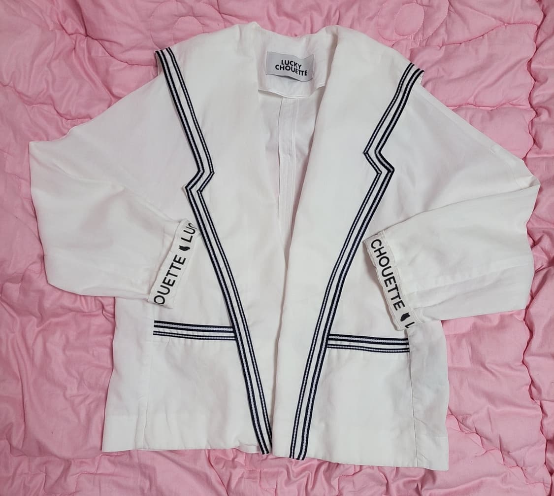 급처상태좋음!럭키슈에뜨 세일러카라 소매레터링 조보아 자켓 36사이즈 상품이미지5