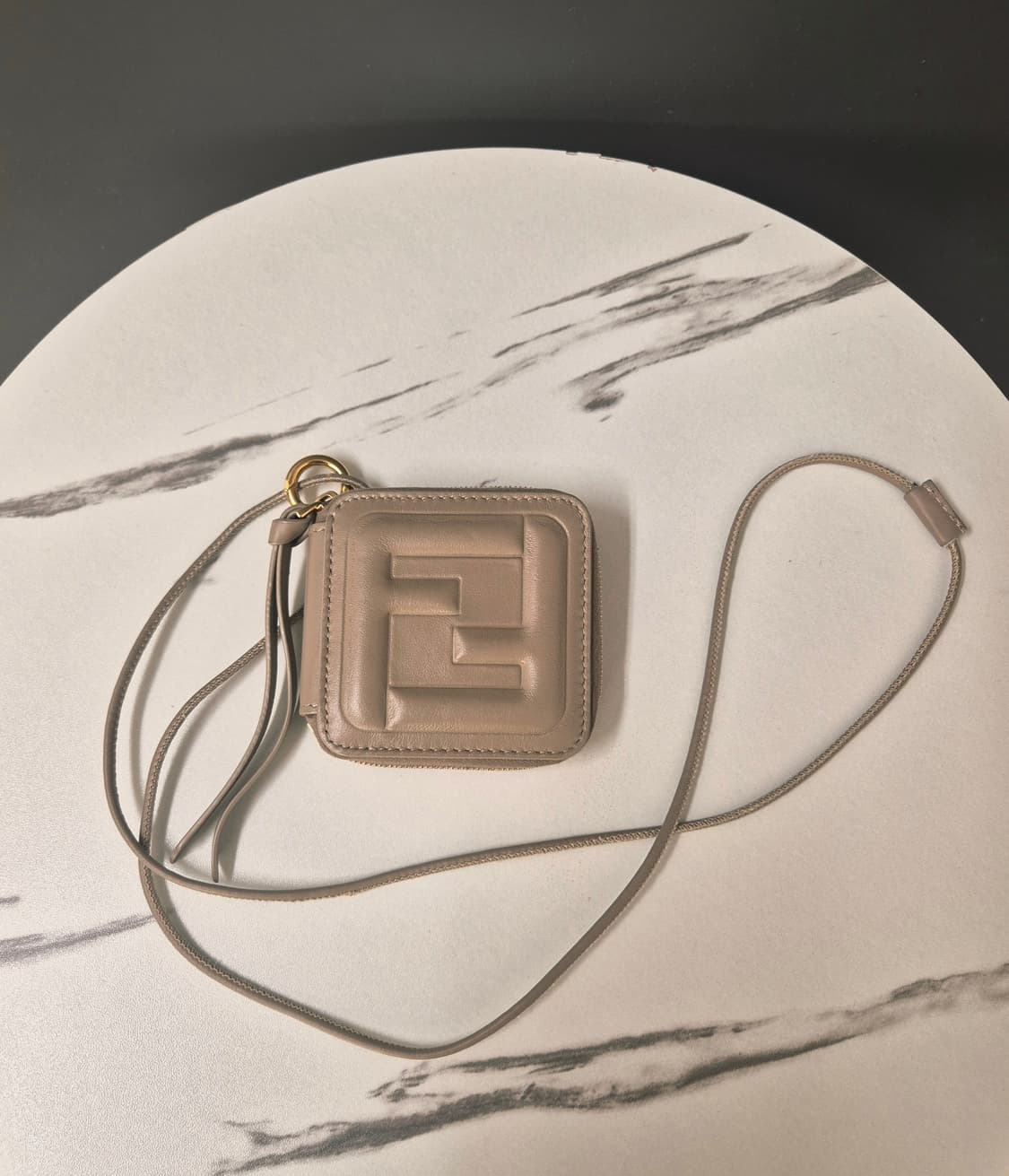 펜디 FF 큐브 엠보싱 스몰 지퍼 지갑 상품이미지2