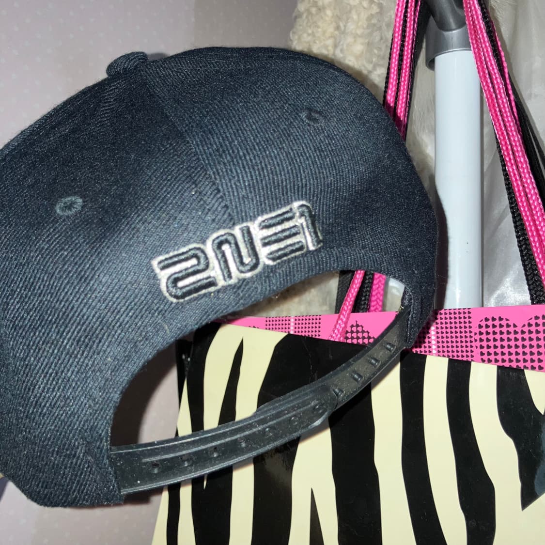 햇츠온 투에니원 2NE1 도트 블랙 스냅백 모자 갸루 상품이미지2