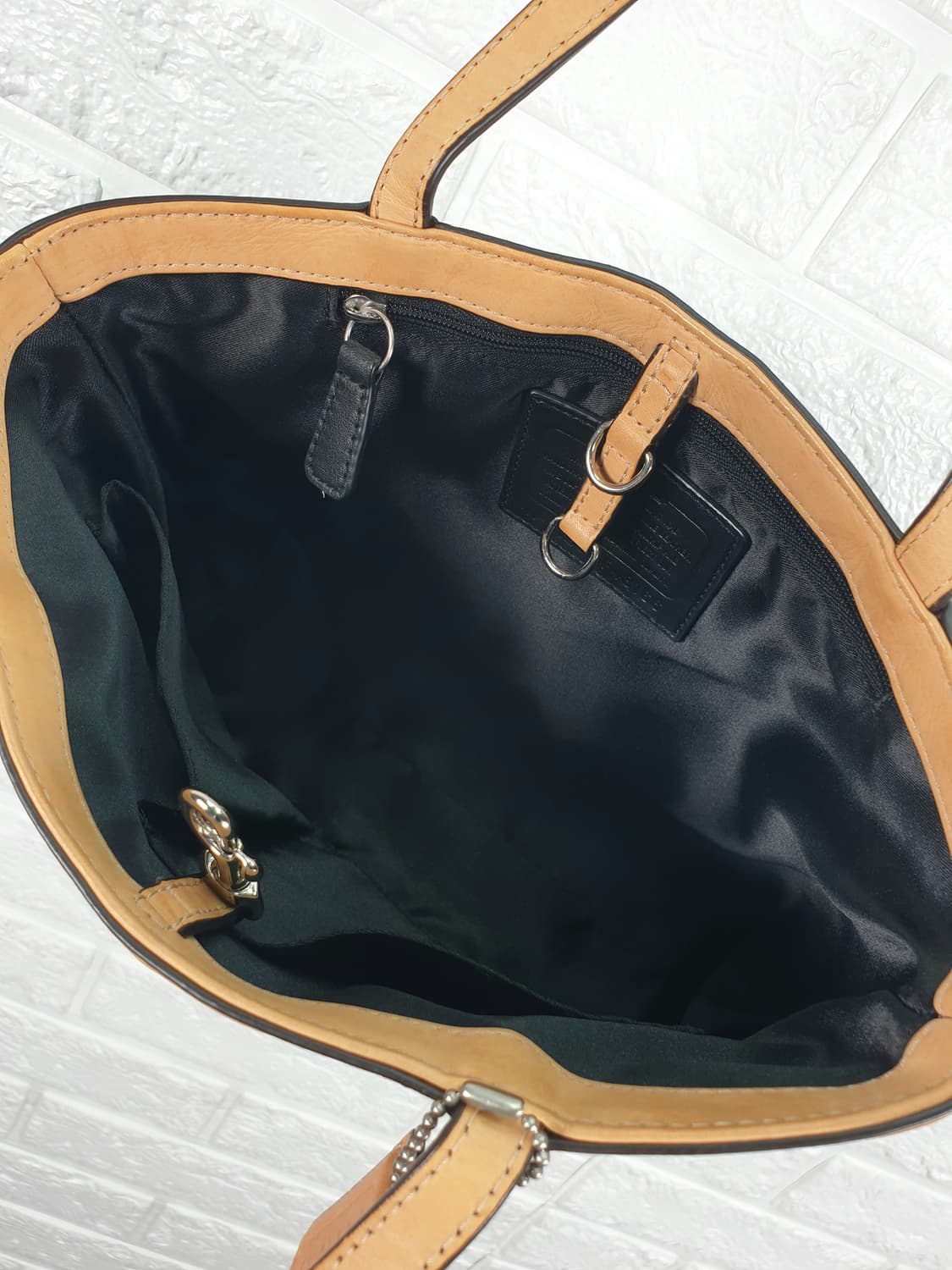 코치 페이트 엠보스드 에나멜 토트백 상품이미지8