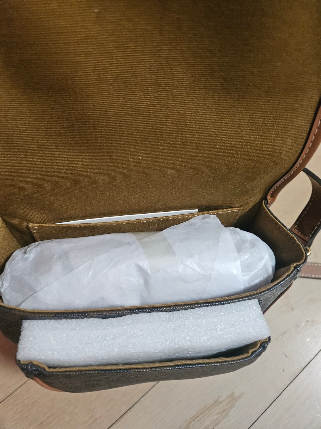 셀린느 트리옹프 캔버스 & 카프스킨 미디움 폴코백 상품이미지4