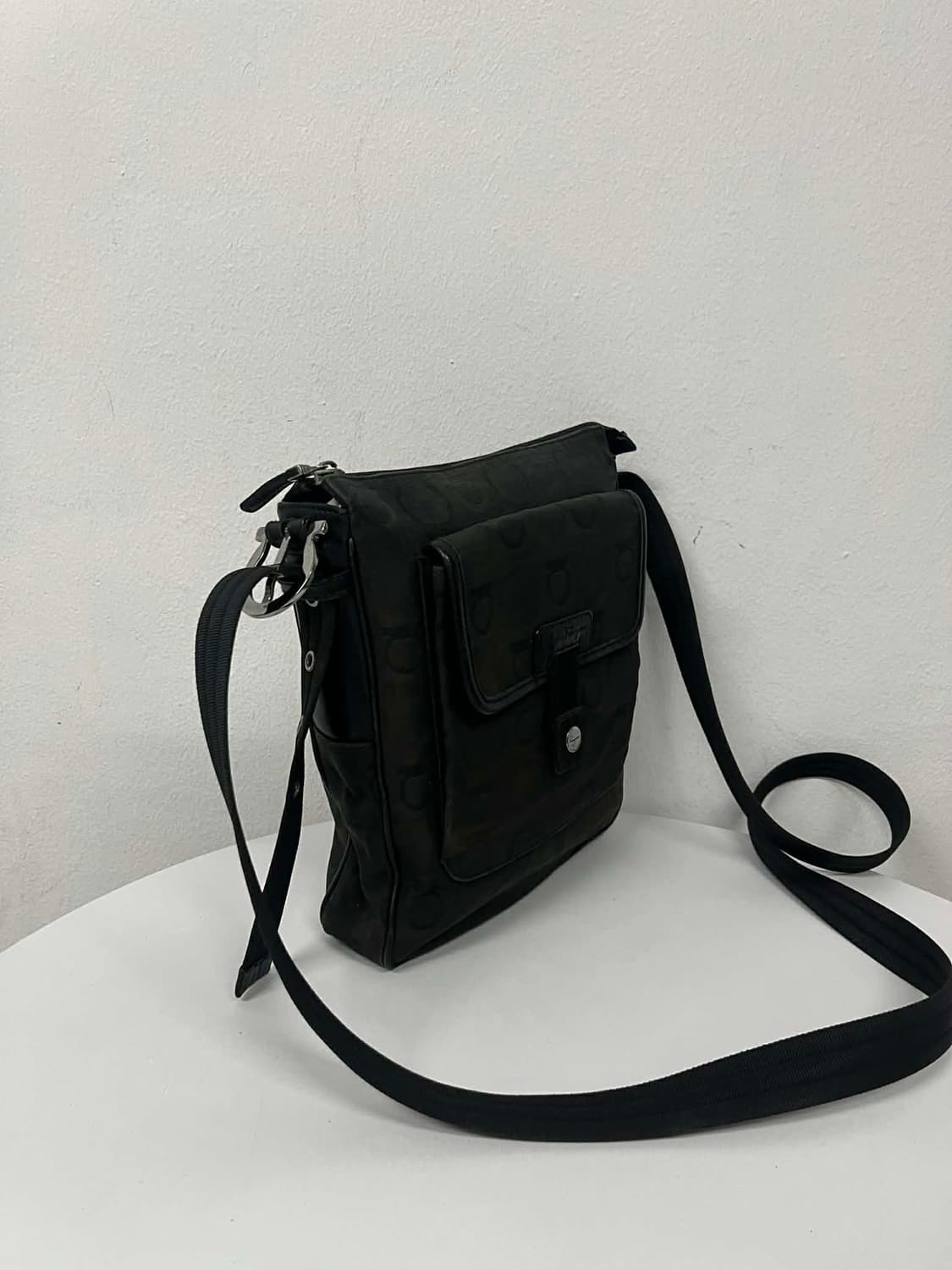 살바토레 페라가모 간치니 모노그램 캔버스 크로스백 숄더백 상품이미지3