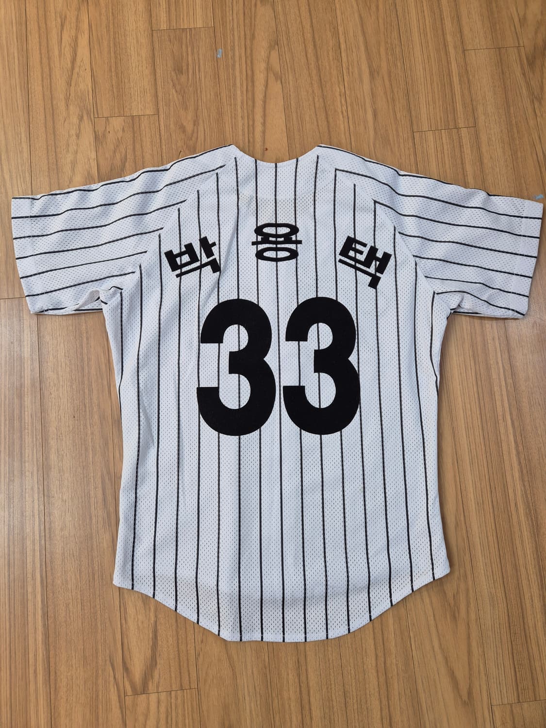 LG 트윈스 박용택  유니폼 판매합니다.
흰색 바탕에 검은색 줄무늬가 있 상품이미지2