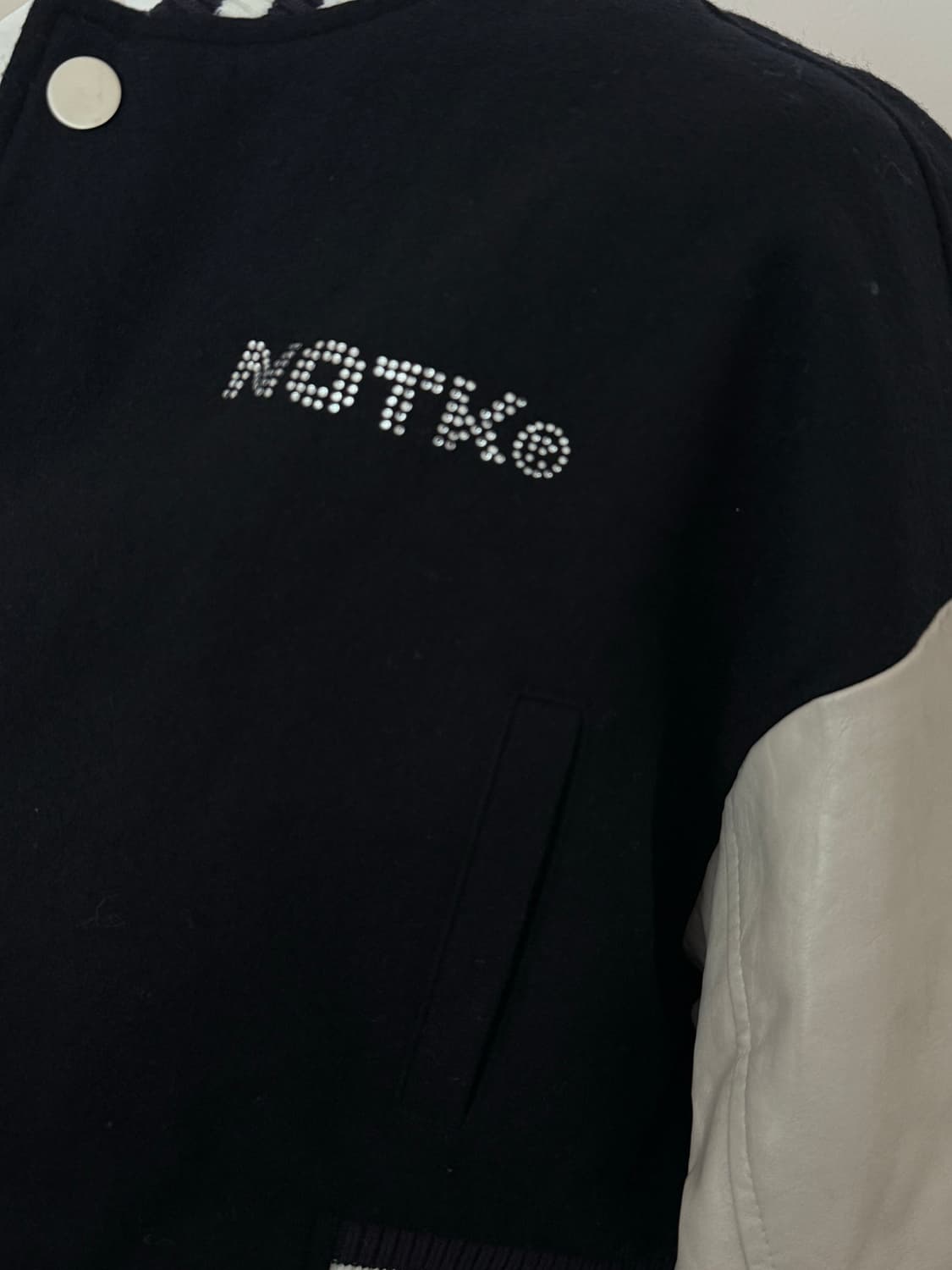 낫노잉 크롭 커브드 바시티 자켓 상품이미지3