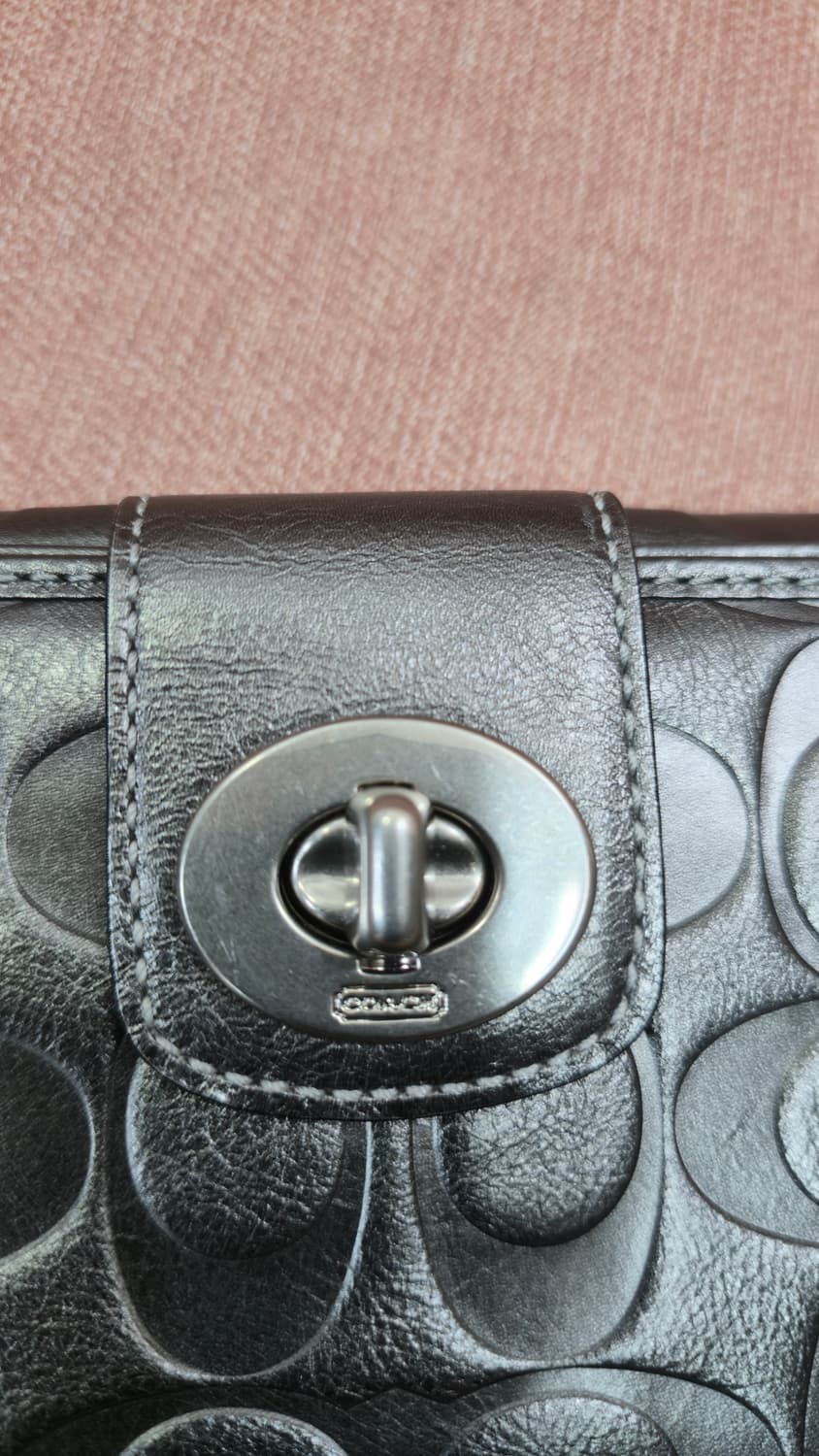 코치 양각 시그니처 C 패턴 건메탈 실버 턴락 코치 지갑 상품이미지10