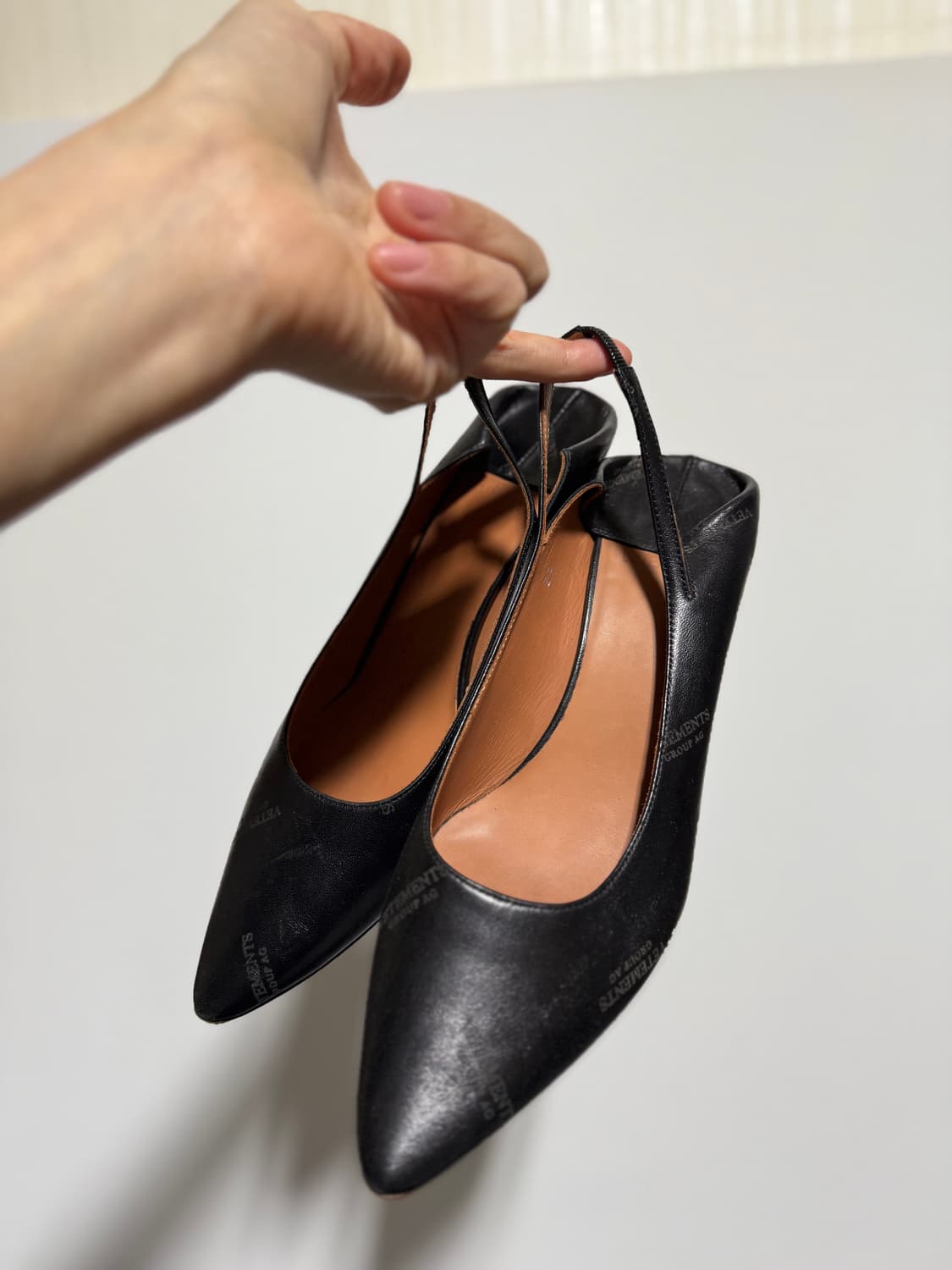 베트멍 엠보스드 슬링백 키튼힐 블랙 250 상품이미지2