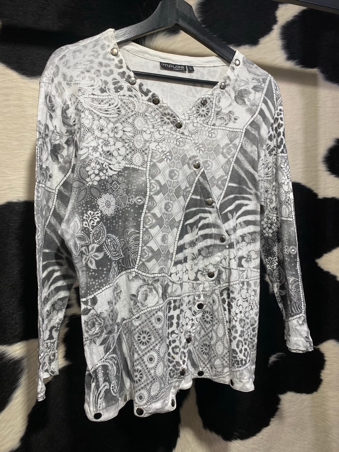 Impulse 오리엔탈 리벳 디테일 브이넥 롱슬리브 상품이미지3