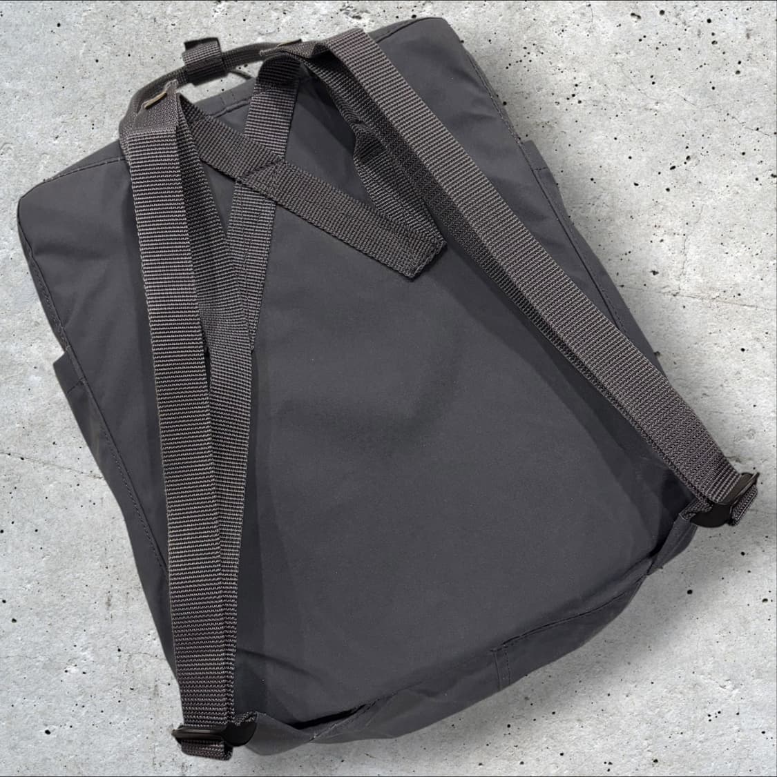 피엘라벤 칸켄 백 챠콜 백팩 상품이미지2