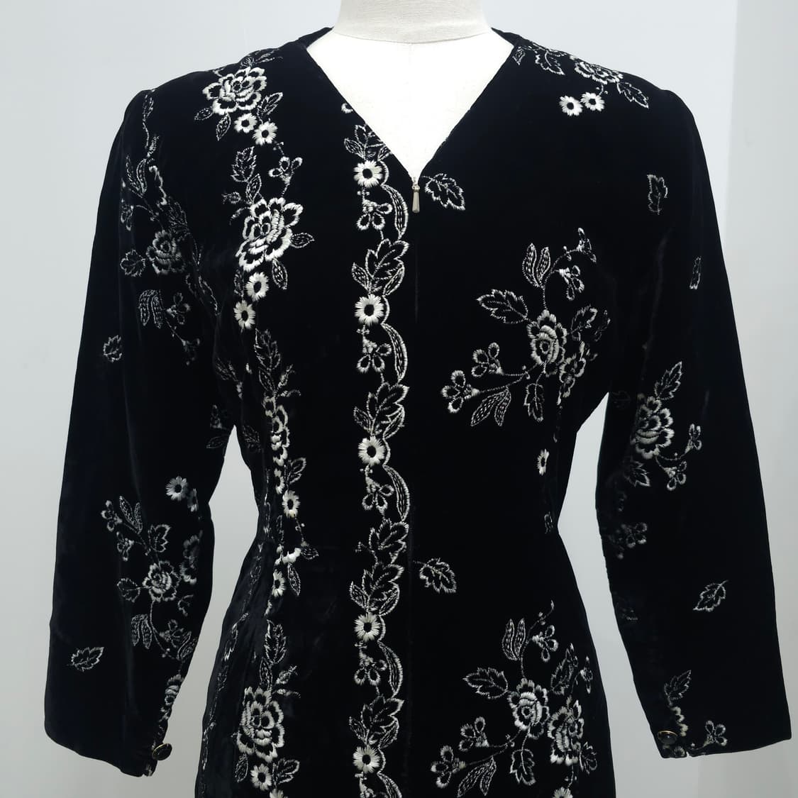 블랙 벨벳 화이트 플라워 자수 원피스 상품이미지4