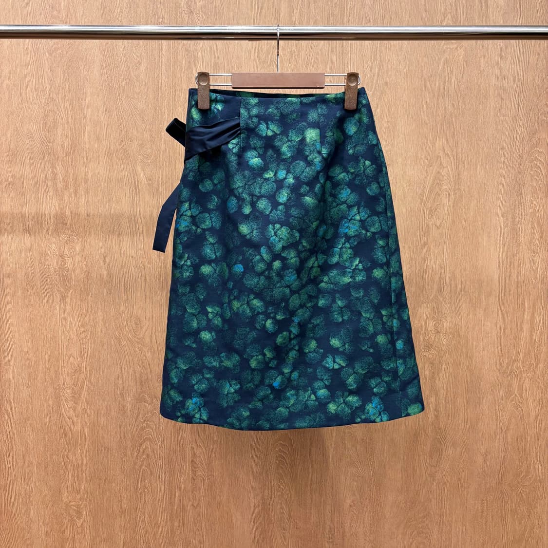 코스 미디 랩 스커트 플로럴 패턴 프린트 리본 스트랩 디테일 그린 네이비 상품이미지3