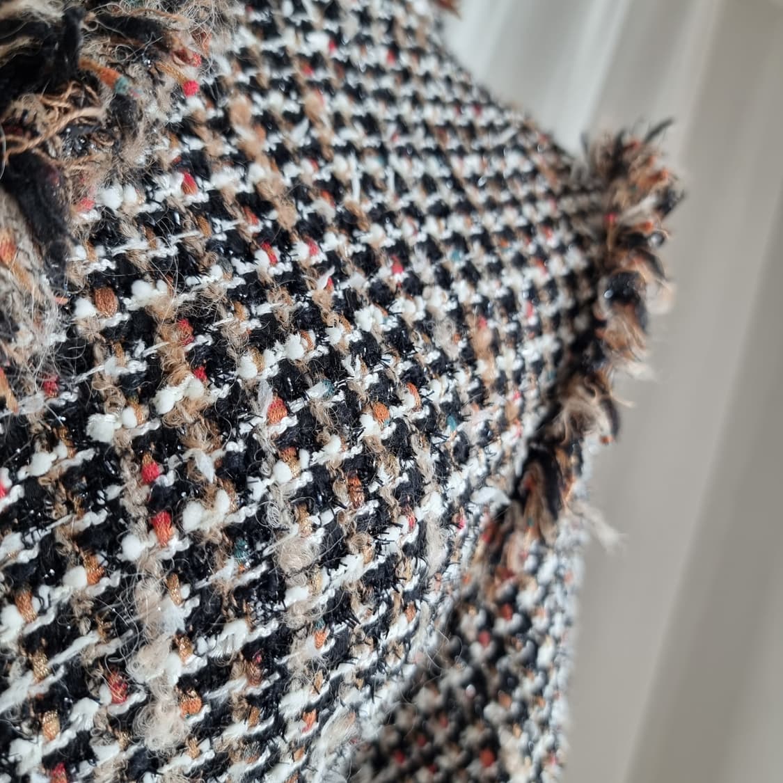 랑방컬렉션 테슬장식 블랙글리터 트위드 자켓 (44-55) 미시착새상품 상품이미지8