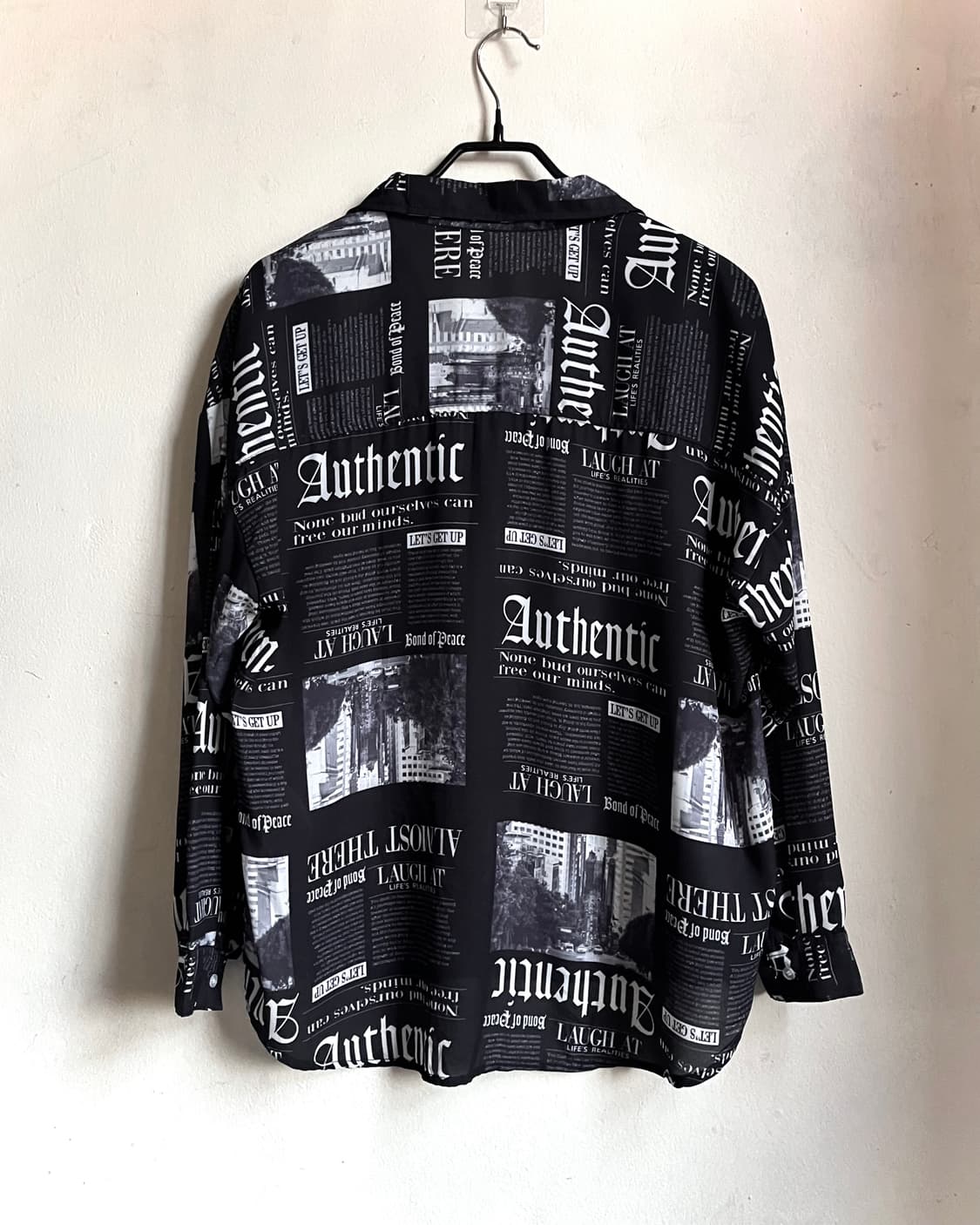 Leahmatin Black Newspaper Print Shirt 상품이미지6